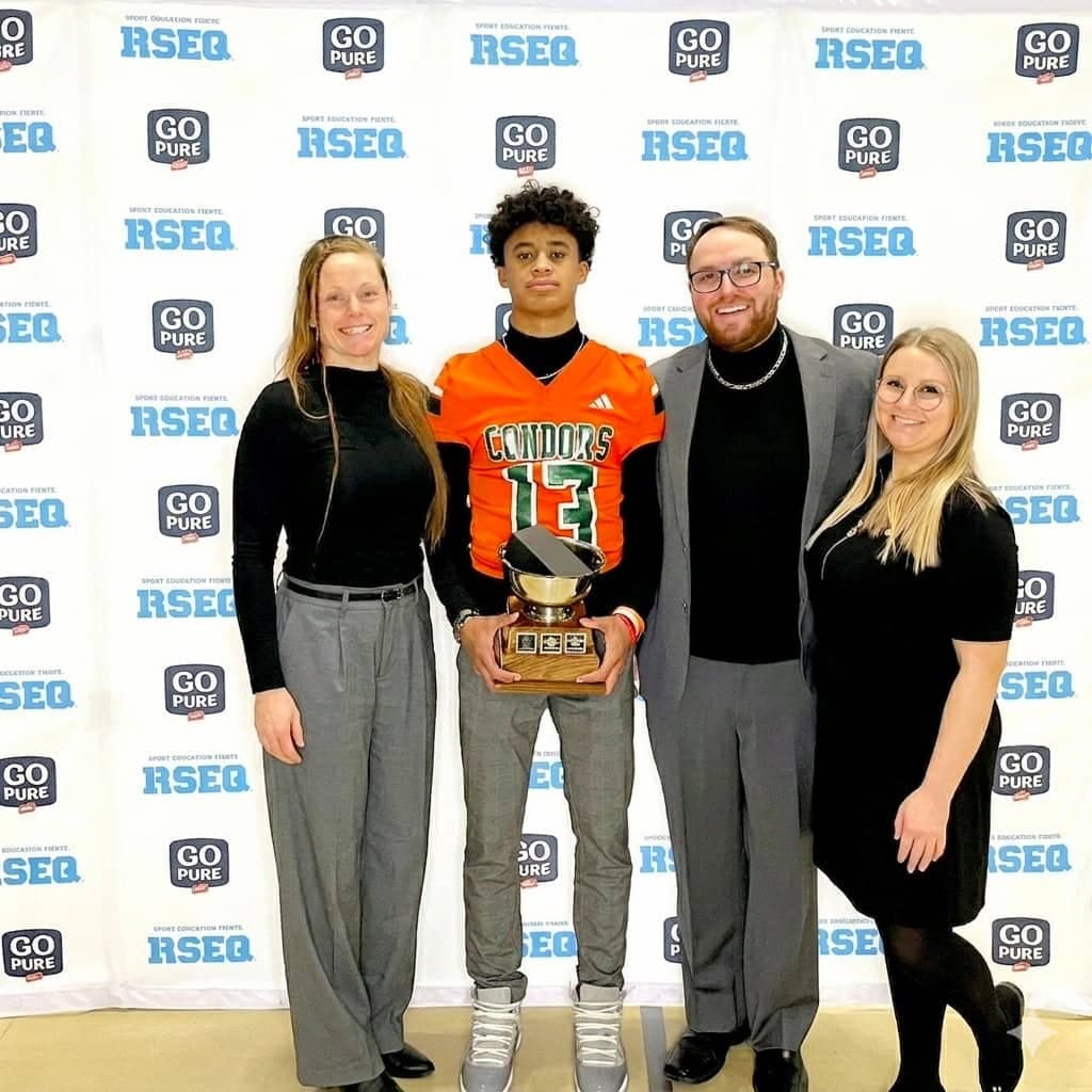 Entouré de sa mère Jozef Valade ainsi que de son parrain Alexandre Martineau et de sa marraine Emmie Robitaille, Loia Valade est photographié avec son trophée de la recrue par excellence du circuit juvénile Division 1 de la saison 2023.
