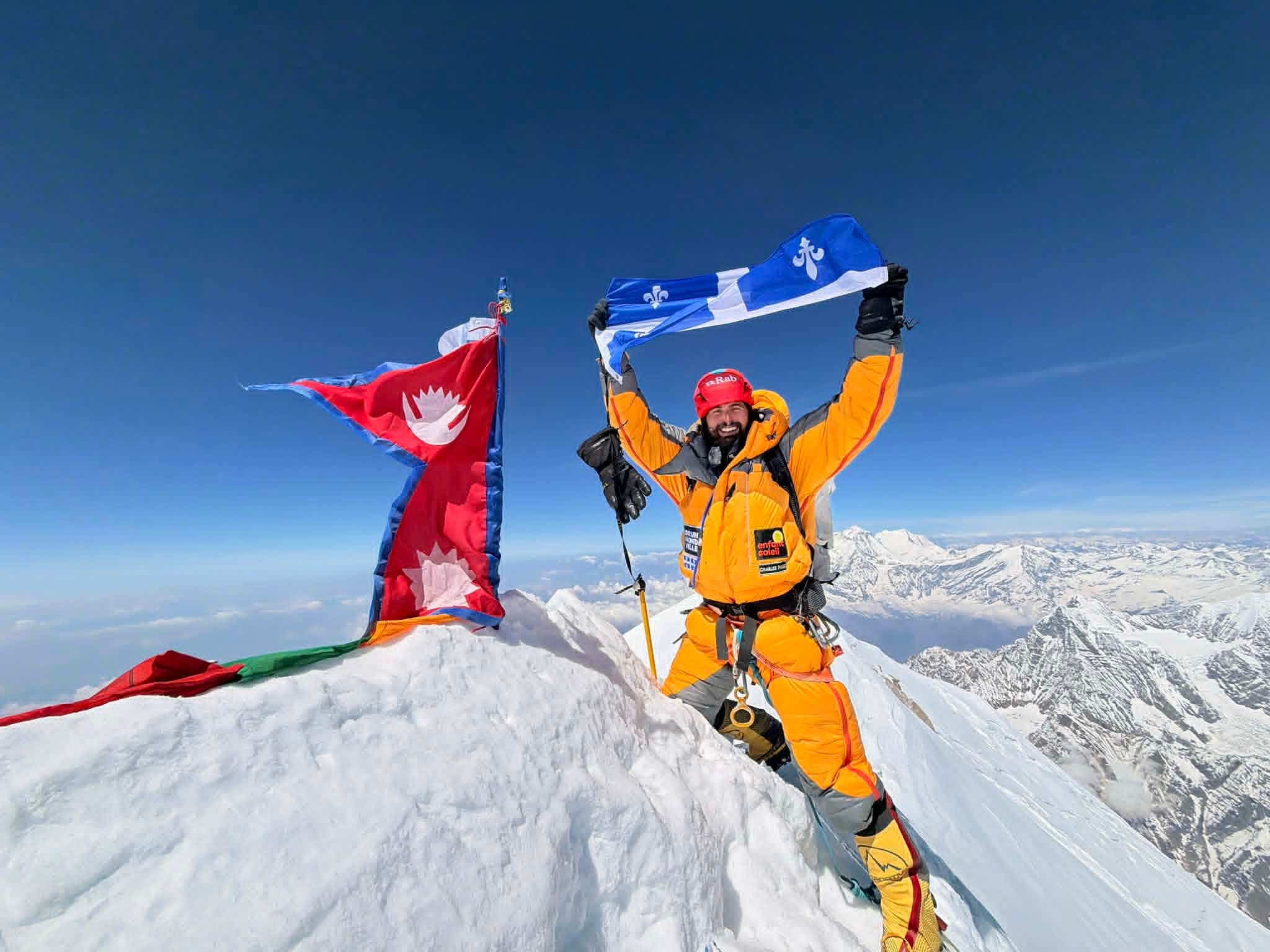 À 8091 mètres d’altitude, Charles Page a tenu à dédier l’accession au sommet de l’Annapurna à « tous les Québécoises et Québécois qui sont fiers de notre fleurdelisé ».