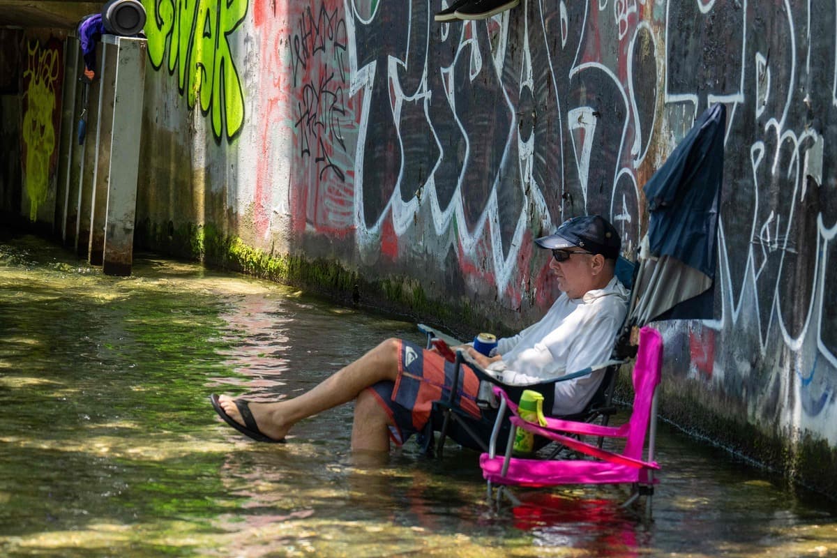 Un résident d'Austin, au Texas, se rafraîchit à Barton Creek.