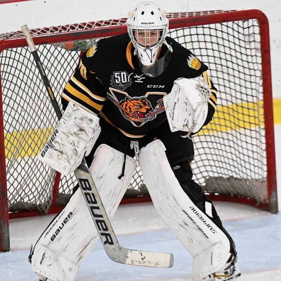 Impliqué dans son tout premier match en carrière au sein du circuit Courteau, le gardien Gabriel D’Aigle a été solide dans la victoire des Tigres de Victoriaville sur le Drakkar de Baie-Comeau.