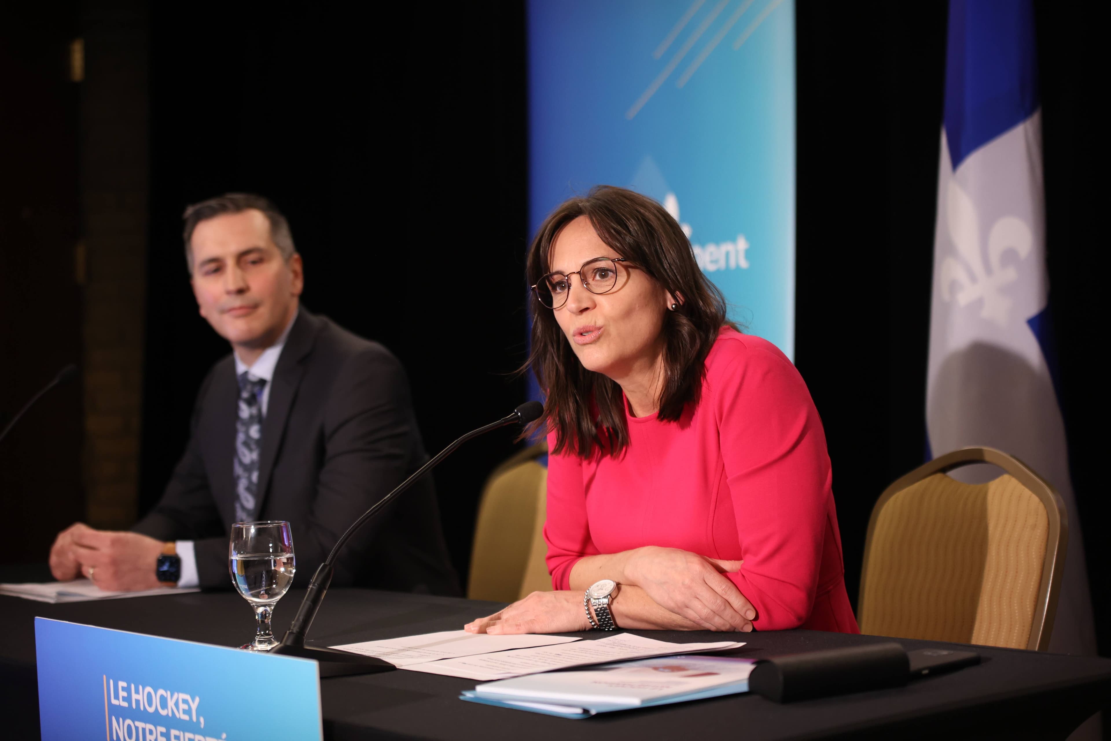 Le président du Comité québécois sur le développement du hockey au Québec, Marc Denis, et la ministre déléguée à l’Éducation, responsable du loisir et du sport, Isabelle Charest, ont présenté leur rapport après plusieurs mois de consultation, jeudi.