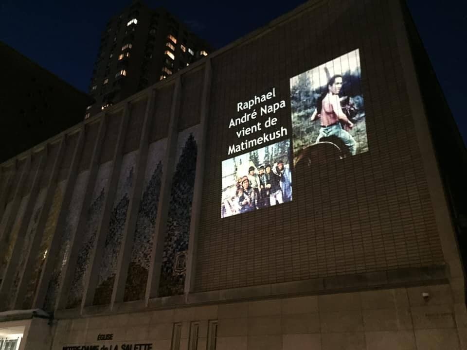 Projection lumineuse en hommage à l’itinérant innu Raphaël Napa André sur la façade extérieure de l’organisme Porte ouverte, dans l’arrondissement du Plateau-Mont-Royal, à Montréal.