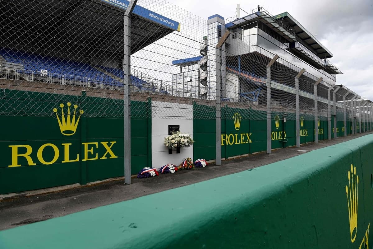 Des fleurs ont été déposées près de la petite plaque fixée sur le muret au pied des tribunes où s’est disloquée, il y a 70 ans, la Mercedes de Pierre Levegh lors des 24 heures du Mans, en France.