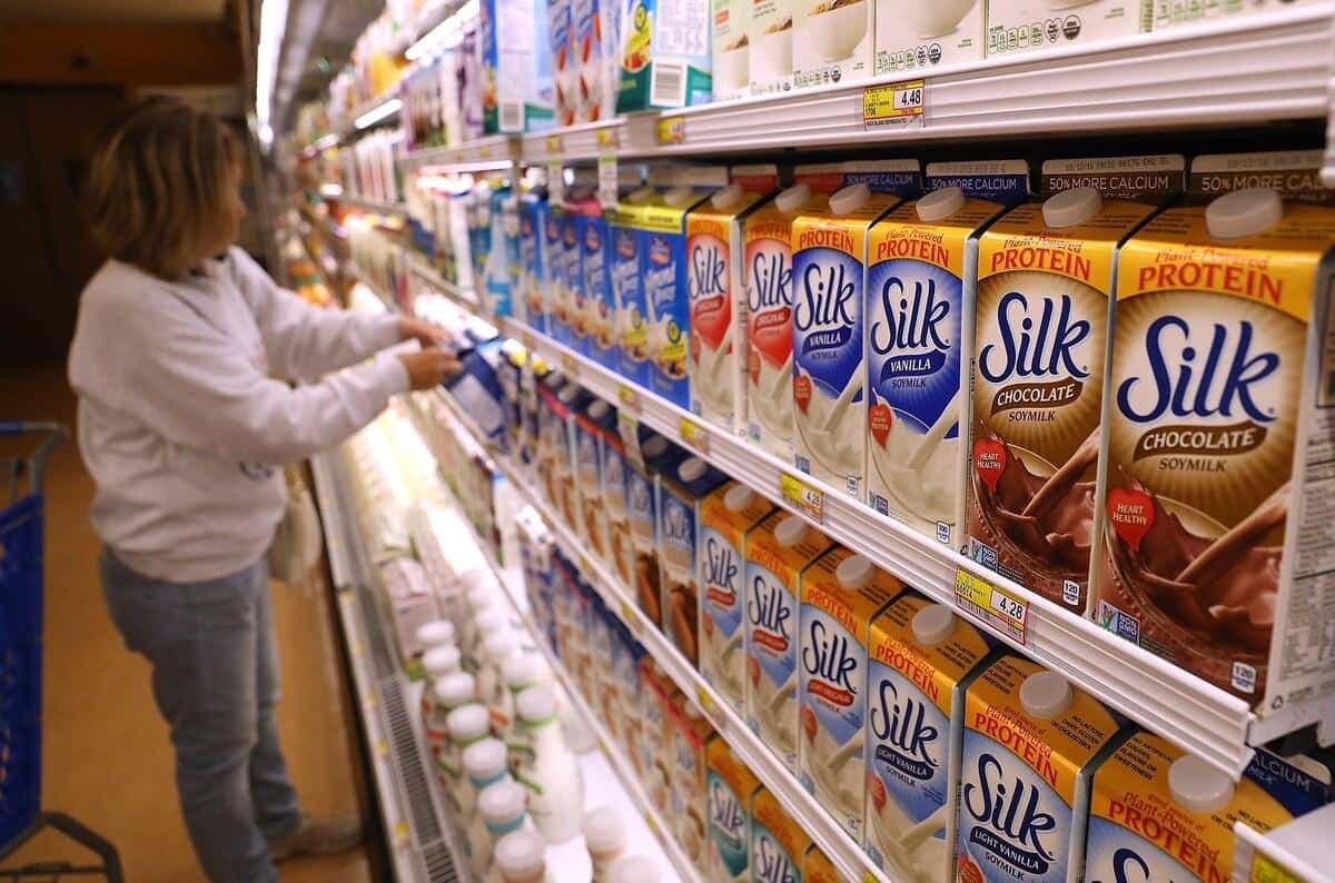 Les laits végétaux sont plus visibles et prisés que jamais dans les épiceries