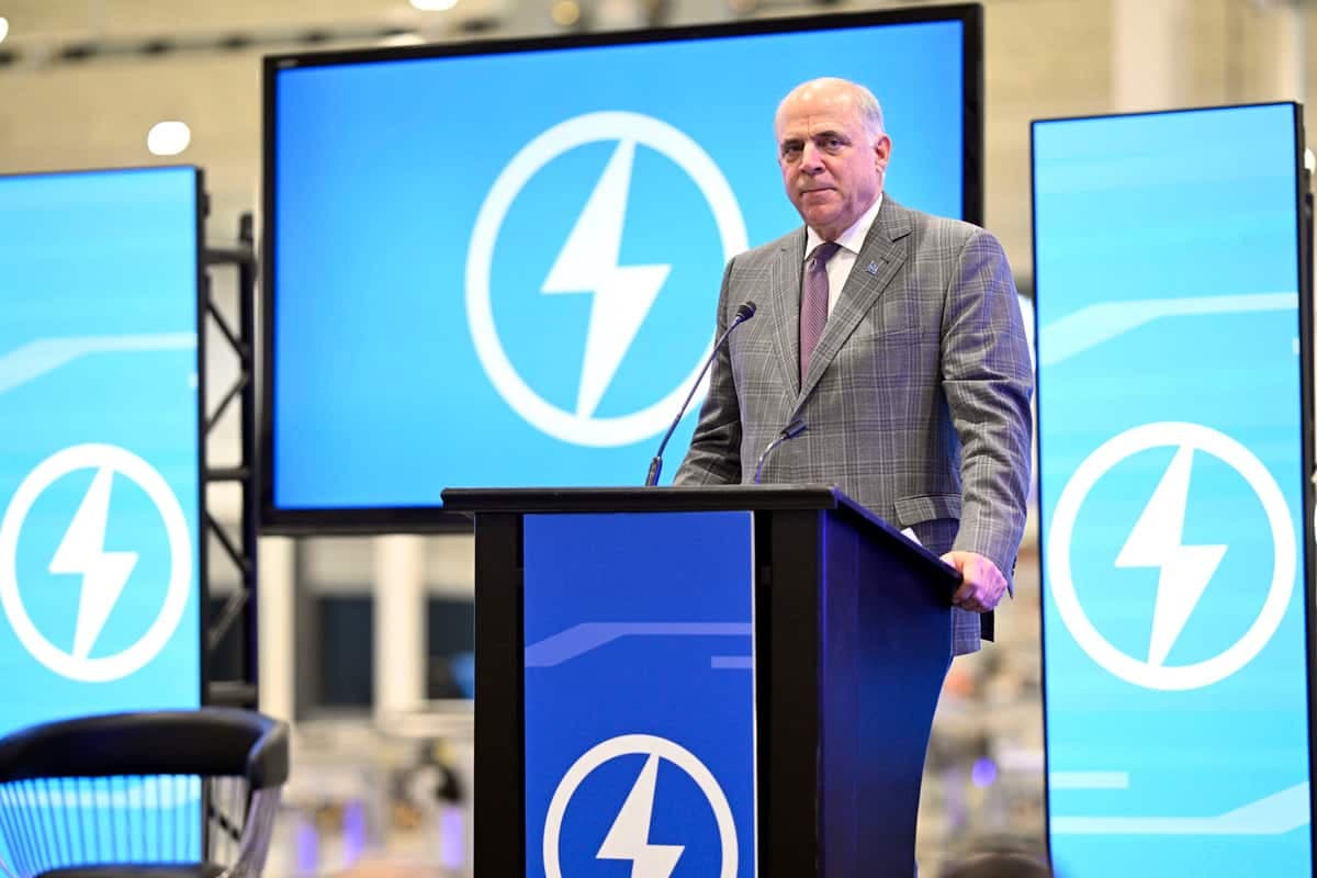 Le ministre de l’Économie, Pierre Fitzgibbon, lors de l’inauguration de l’usine de batteries de Lion Électrique à Mirabel, en avril 2023.