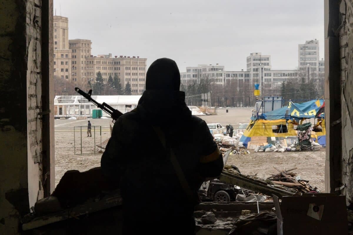 La place centrale de Kharkiv est lourdement endommagée après des bombardements russes.