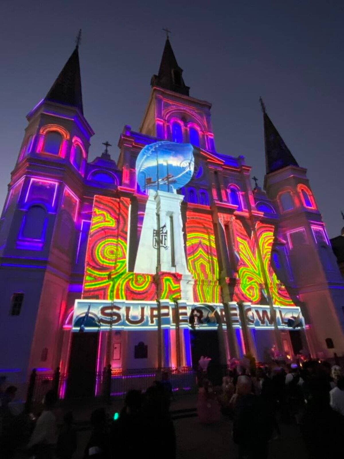 La cathédrale St-Louis prend des airs de temple du Super Bowl une fois la nuit tombée, cette semaine.