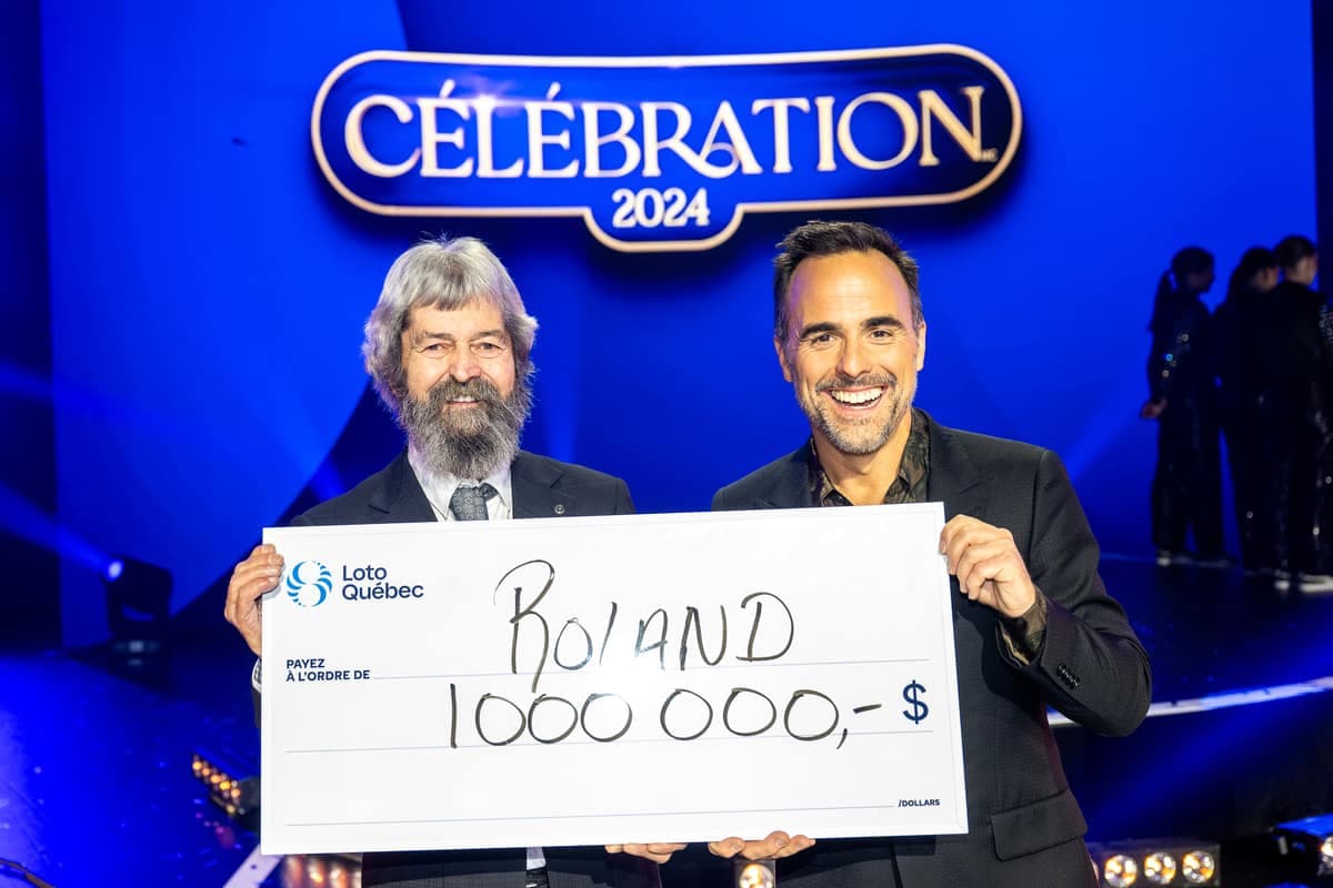 Le Gatinois Roland Charette a remporté 1 million $ en direct, dimanche soir, lors du gala «Célébration 2024», qui était présenté à TVA. On le voit ici en compagnie de l'animateur Sébastien Benoit.