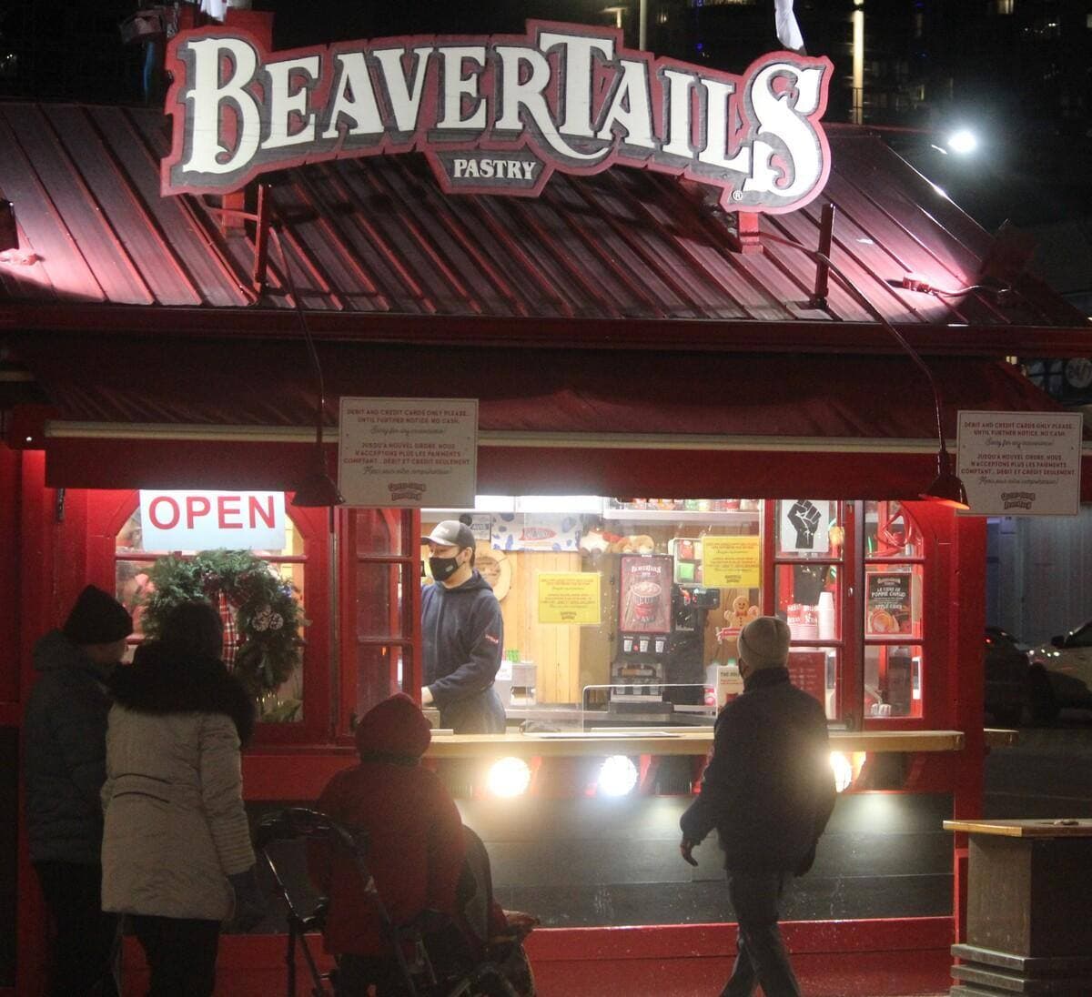 Pendant ce temps, à Ottawa, plusieurs personnes profitaient du marché By.