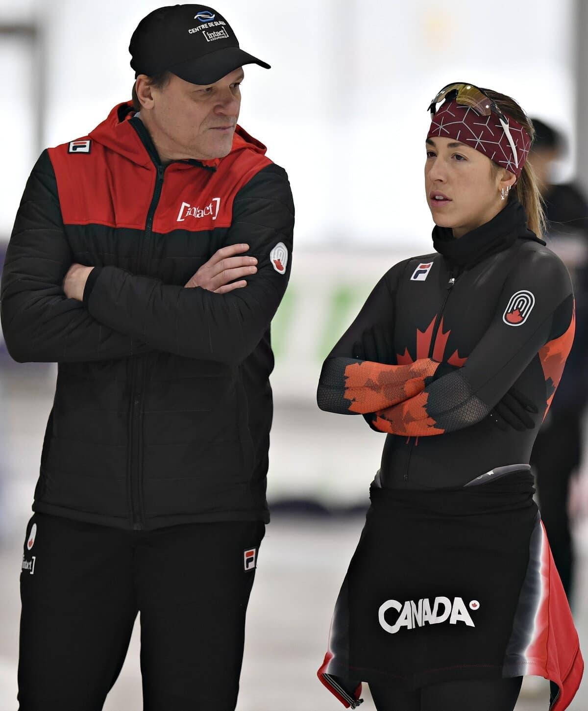 Valérie Maltais discute avec son entraîneur Gregor Jelonek lors de la dernière séance d'entraînement avant le coup d'envoi de la Coupe du monde de patinage de vitesse longue piste de Québec, qui aura lieu vendredi.