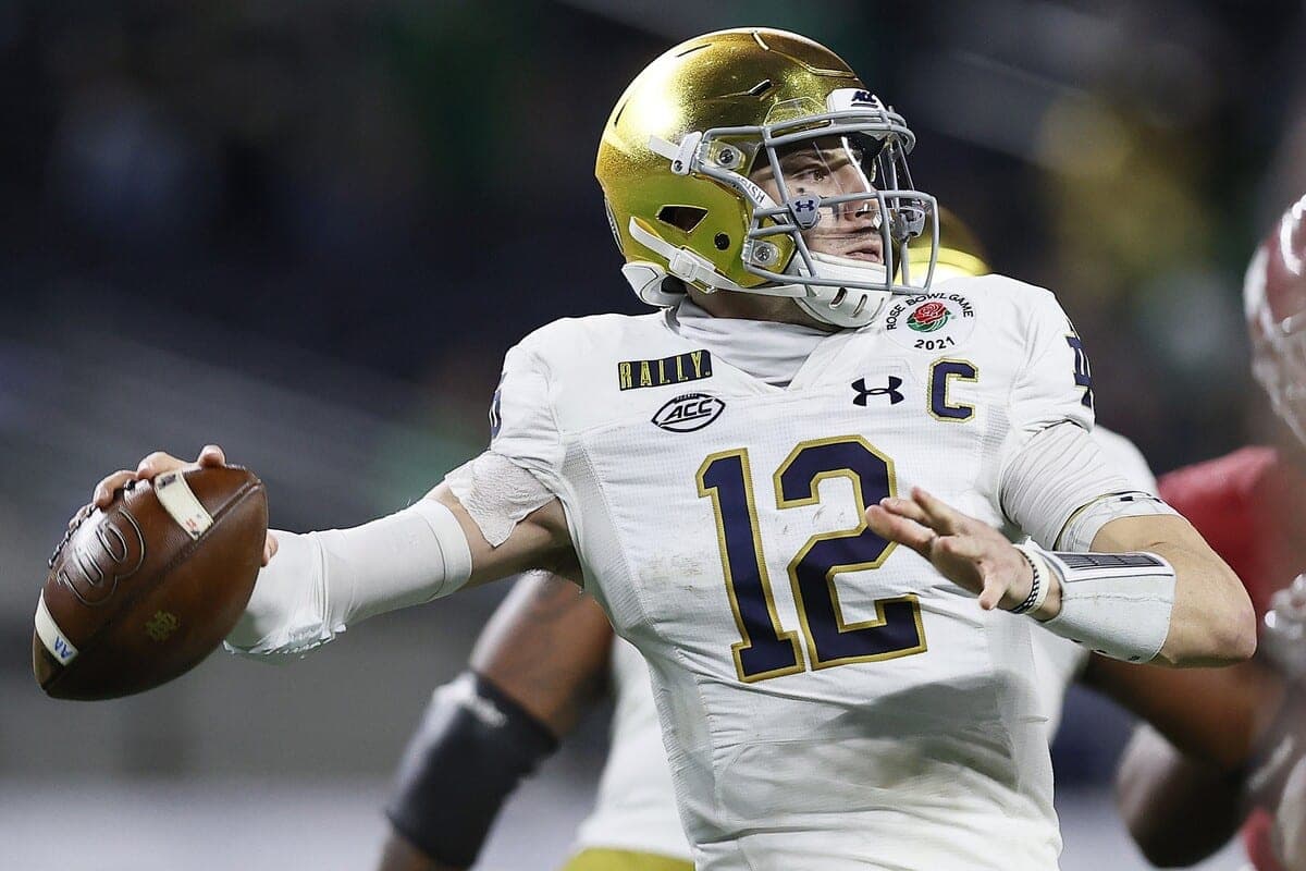 Ian Book alors qu'il portait les couleurs des Fighting Irish de l'Université Notre Dame.
