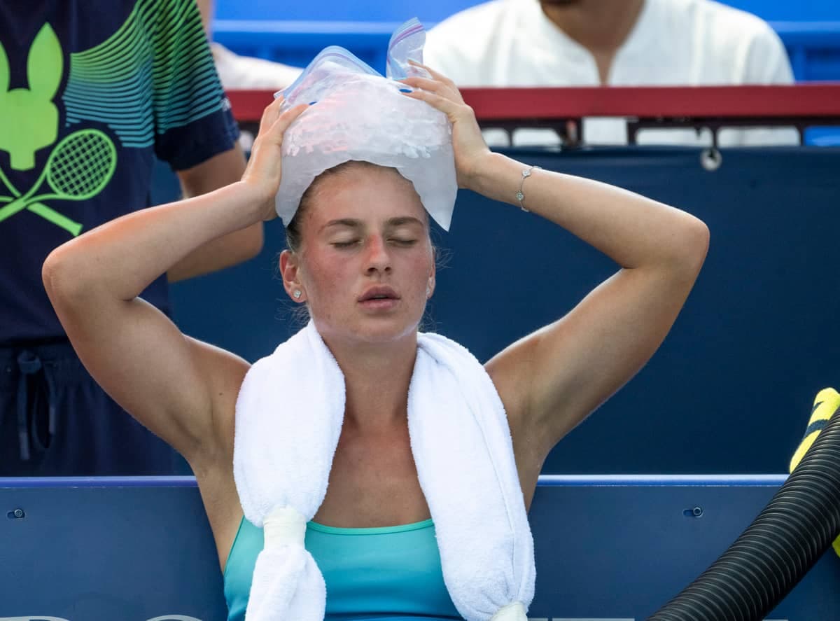 Marta Kostyuk a eu besoin d’une serviette froide autour du cou, d’un sac de glace sur la tête et même d’un ventilateur pour se rafraîchir, mardi.