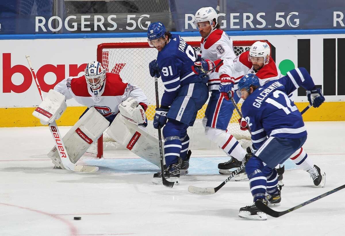 Jake Allen # 34 des Canadiens regarde un tir entrant de John Tavares # 91 des Maple Leafs, le 6 mai 2021 à Toronto.