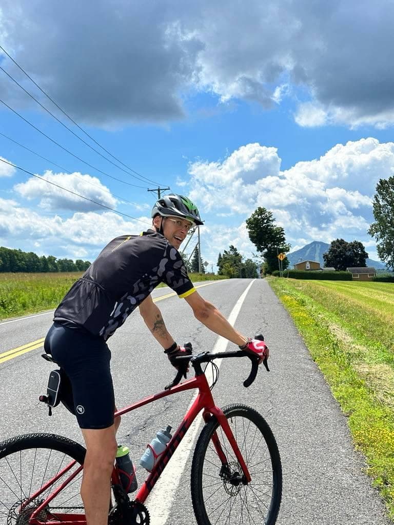Julien Chéhata-Foubert roulera entre les quatre sommets les plus populaires de l'Estrie, pour ensuite gravir chacun d'entre eux à la course, pour un périple de 200 km en une douzaine d'heures.