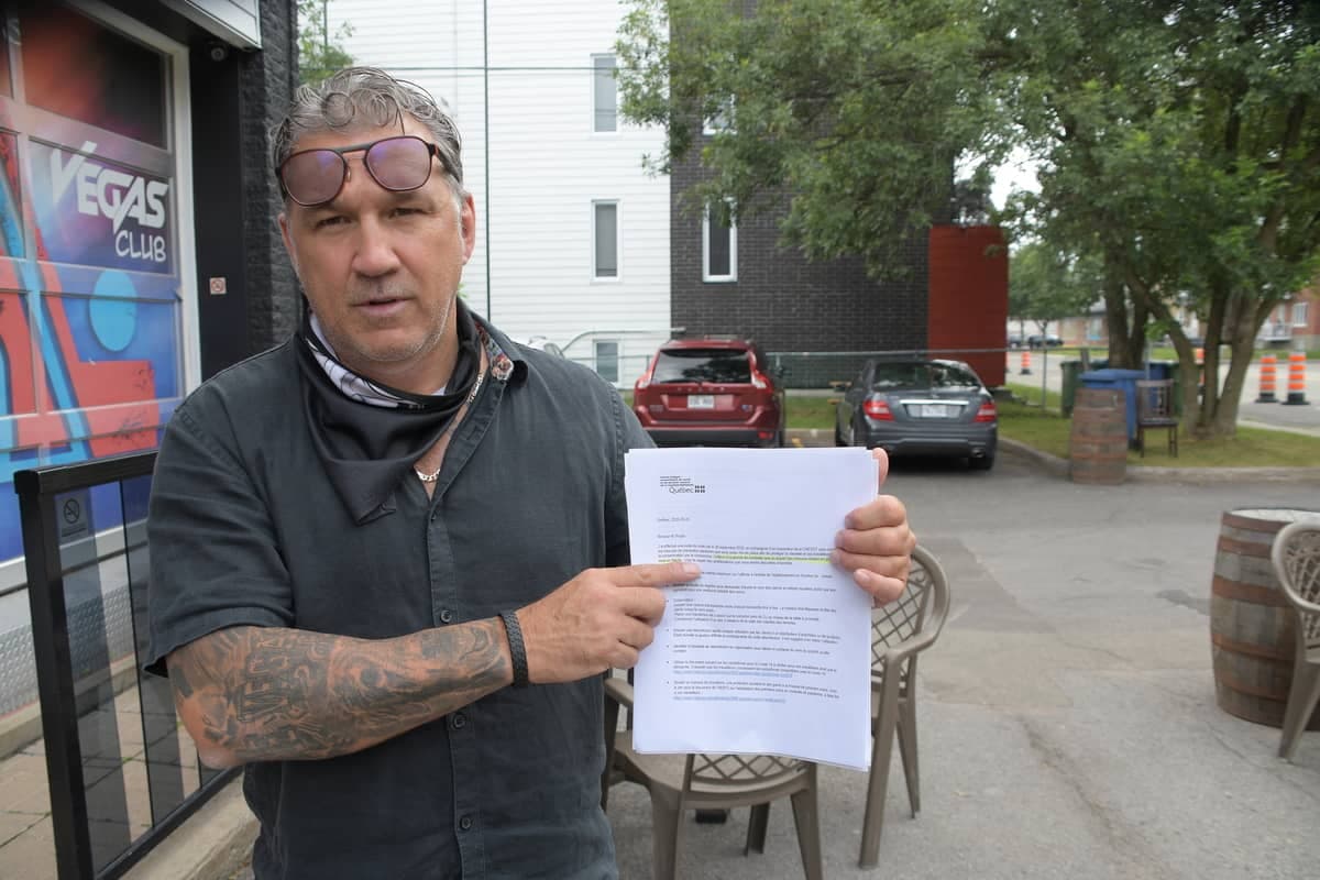 Le propriétaire du Bar Sportif Vegas 2.0, Richard Poulin, jeudi, à la porte de son établissement situé sur le boulevard Sainte-Anne, à Québec.