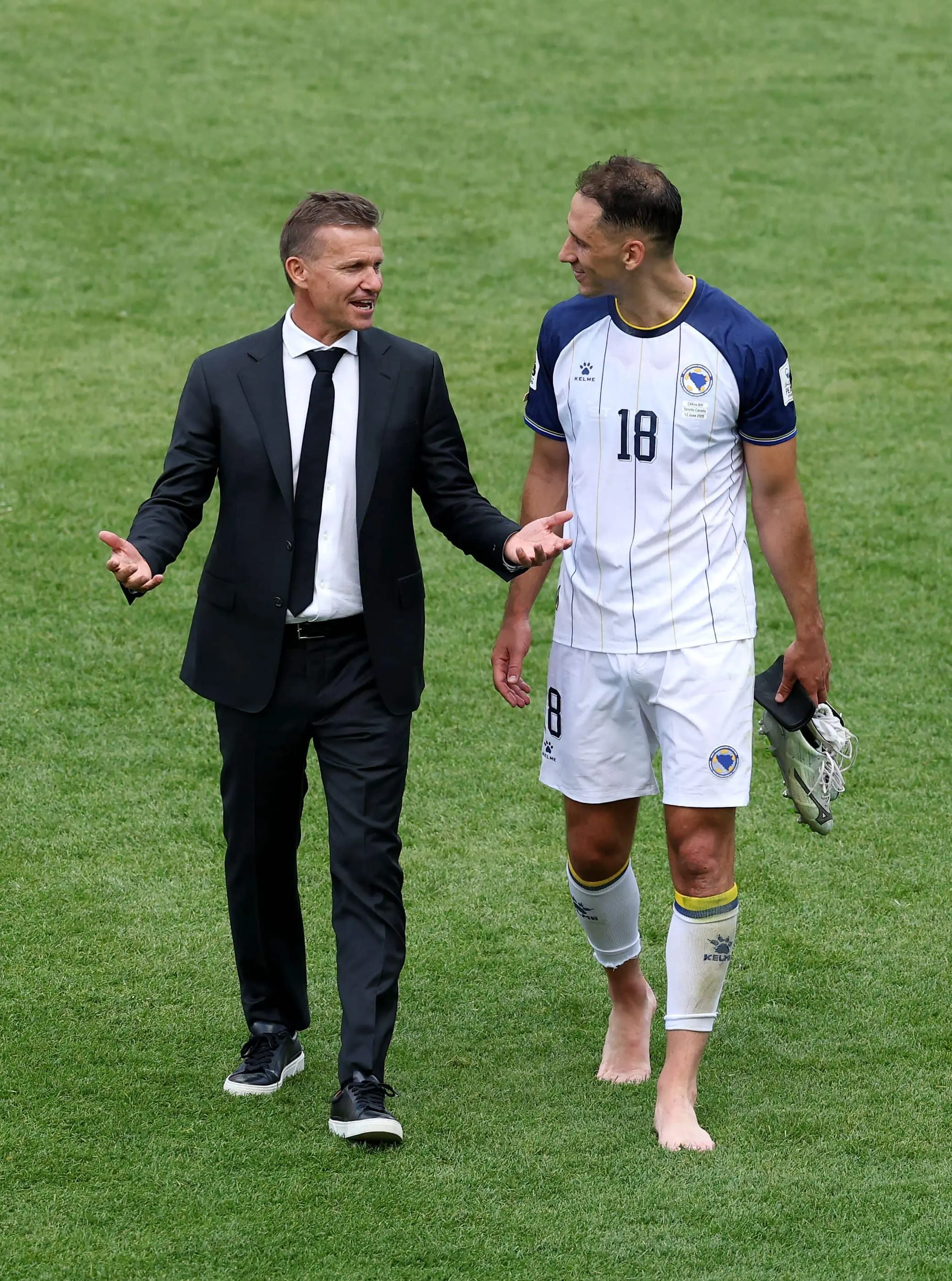 Jesse Marsch, l'entraîneur-chef du Canada, en discussion avec le Bosnien Njkola Katic après le match nul de 1 à 1, vendredi.