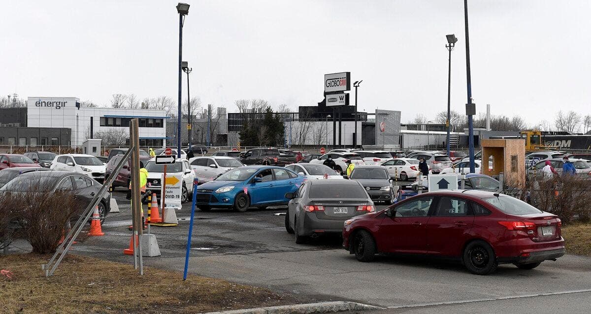 La file d’automobilistes qui attendaient pour un test de dépistage de COVID-19, lundi, au parc Colbert, s’étirait jusque sur l’autoroute Charest. Certains ont dû patienter pendant plus de trois heures.