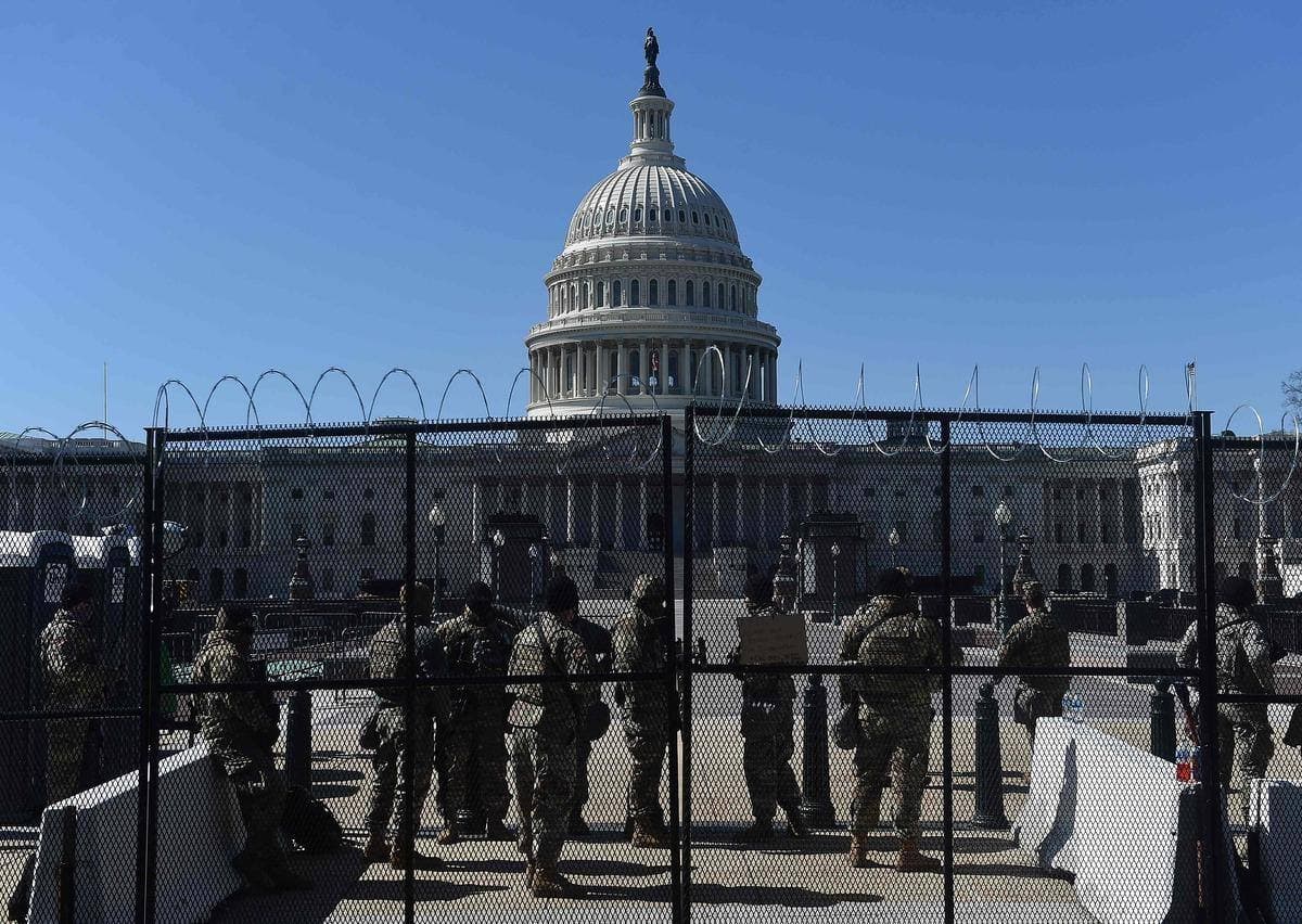 Des soldats de la Garde nationale américaine patrouillent devant le Capitole américain à Washington, DC. Selon les responsables de la sécurité, la menace persiste et pourrait se poursuivre jusqu'en 2022.
