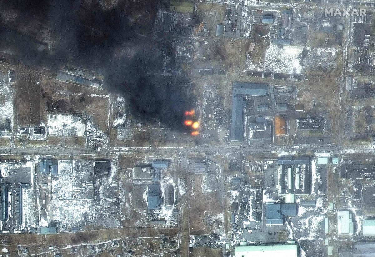 Marioupol est assiégée par l'armée russe depuis le 1er mars et la situation humanitaire s'y détériore depuis. Sur cette photo, un secteur industriel de la ville est touché par un incendie.