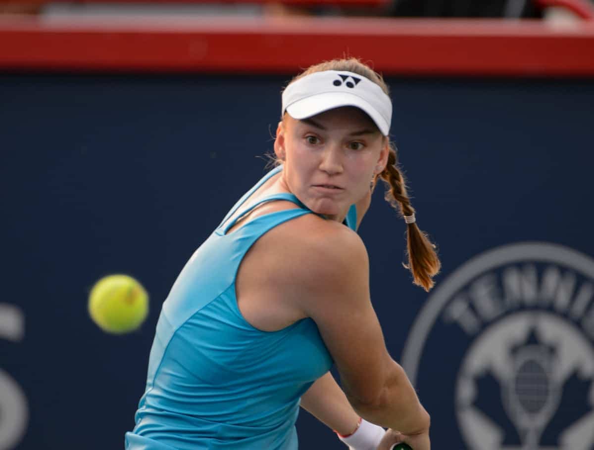 Elena Rybakina a profité de l’abandon de Marta Kostyuk pour passer en demi-finales.