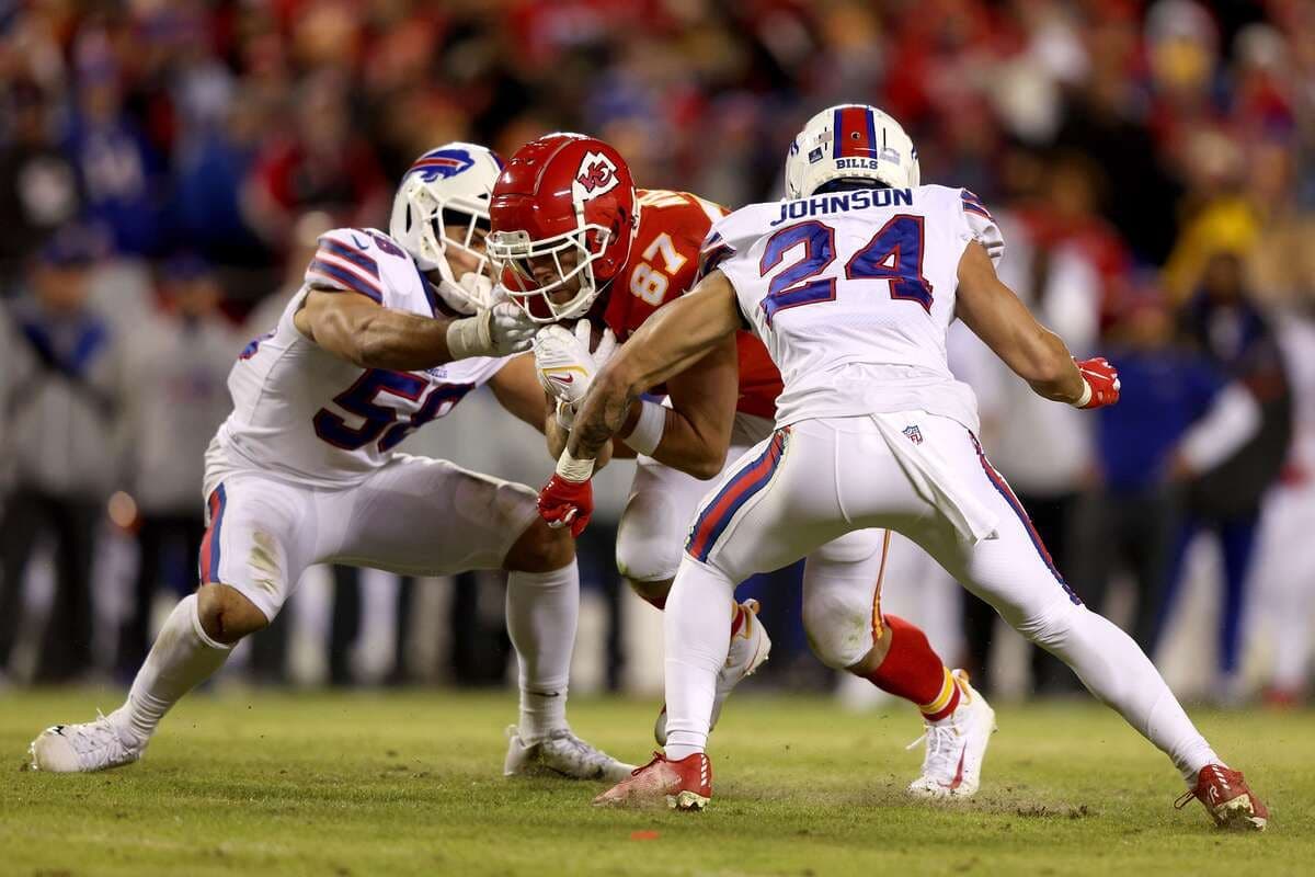Travis Kelce des Chiefs et Taron Johnson des Bills