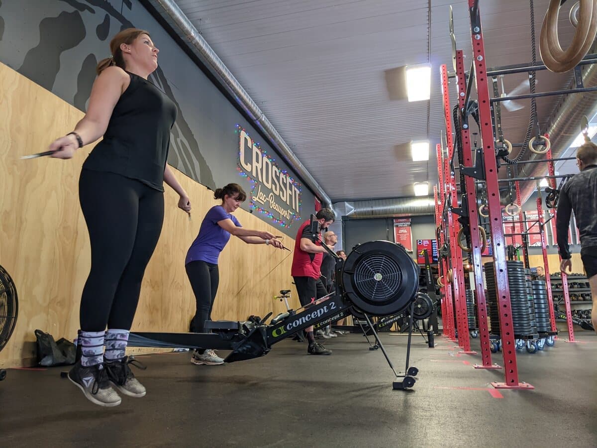 Les cours étaient particulièrement populaires lundi au centre CrossFit Lac-Beauport. À gauche sur la photo, Claudine Desrosiers affirme que rien n’égale un entraînement de groupe encadré par un professionnel.
