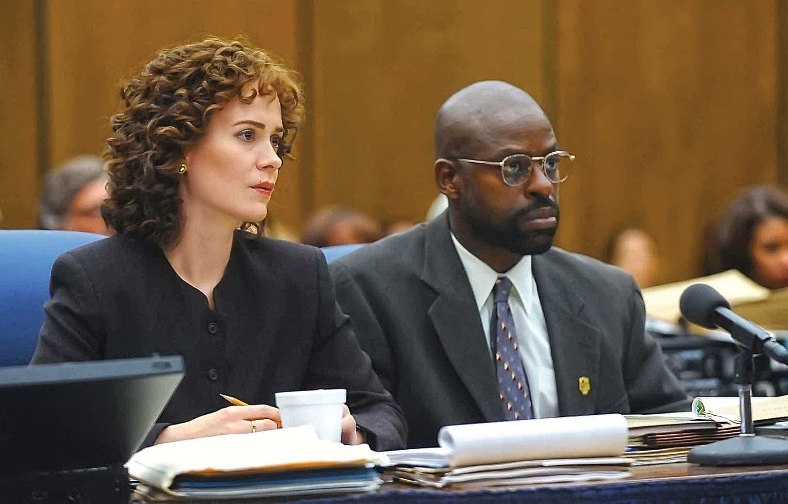 Dans The People v. O.J. Simpson avec Sterling K. Brown.