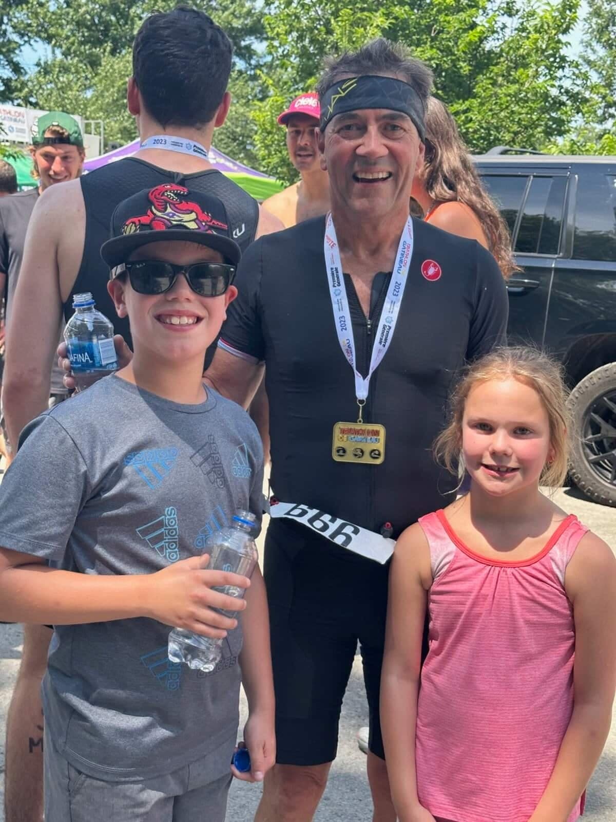 Daniel Jean savoure le bonheur familial d'après-course avec deux de ses petits-enfants, Caleb et Mila. La petite dernière, Madison, l'accompagnera à Tremblant pour la première fois dimanche.
