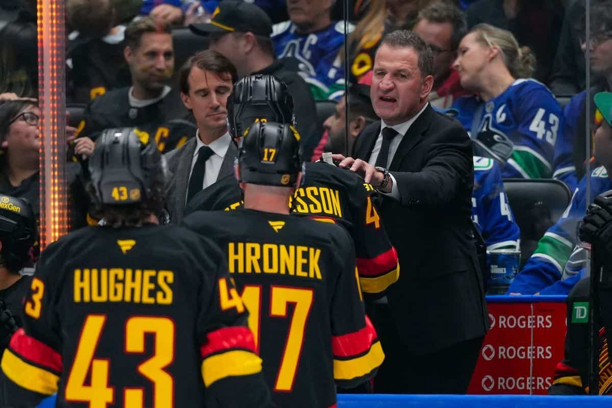 Adam Foote en est à sa première saison comme entraîneur-chef des Canucks de Vancouver.