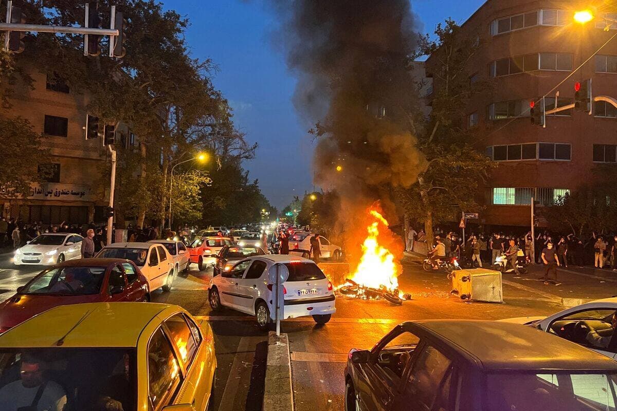 Un feu brûle en pleine rue à Téhéran.