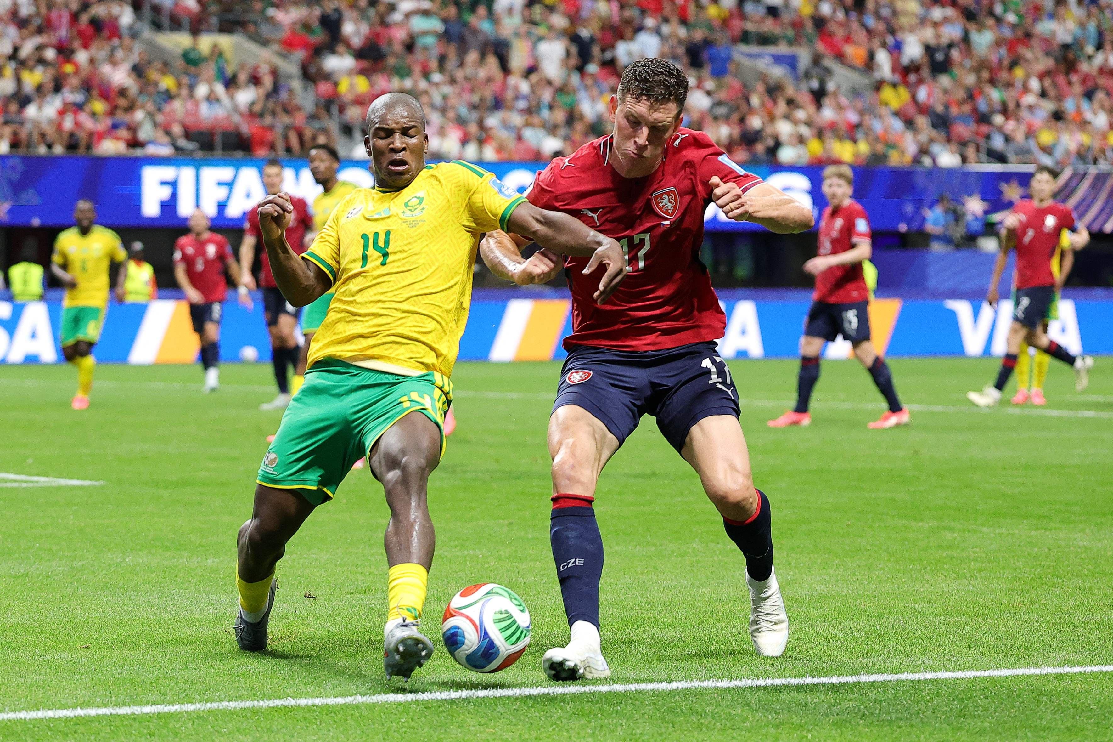 ATLANTA, GÉORGIE – 18 JUIN : Mbekezeli Mbokazi (n° 14, Afrique du Sud) dispute le ballon à Lukas Provod (n° 17, Tchéquie) lors du match de poule A de la Coupe du Monde de la FIFA 2026 opposant la Tchéquie à l'Afrique du Sud, au stade d'Atlanta, le 18 juin 2026 à Atlanta, en Géorgie. Alex Slitz/Getty Images/AFP (Photo : Alex Slitz / GETTY IMAGES NORTH AMERICA / Getty Images via AFP)