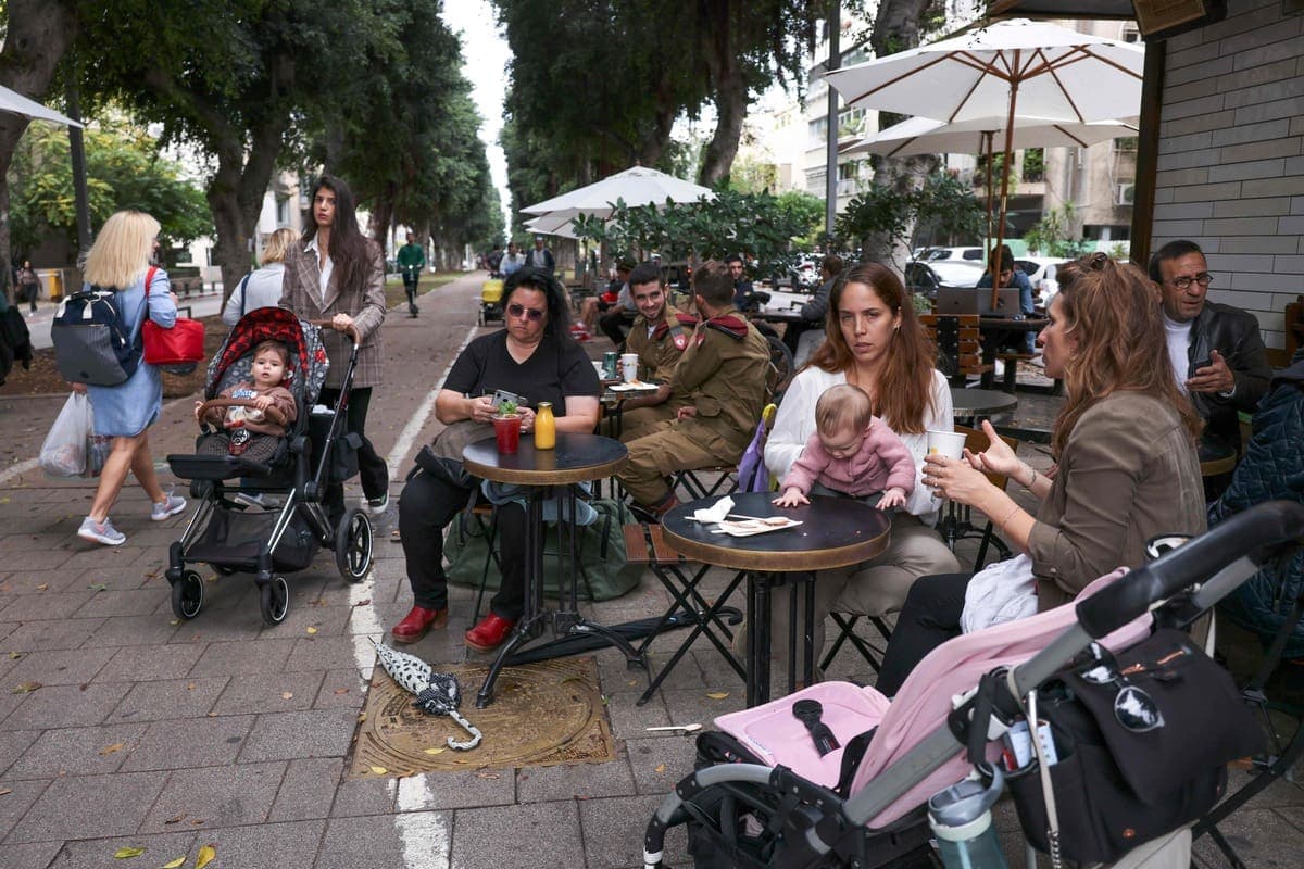 Dans une rue de Tel-Aviv, en Israël, le 1er décembre 2021 (Photo by MENAHEM KAHANA / AFP)