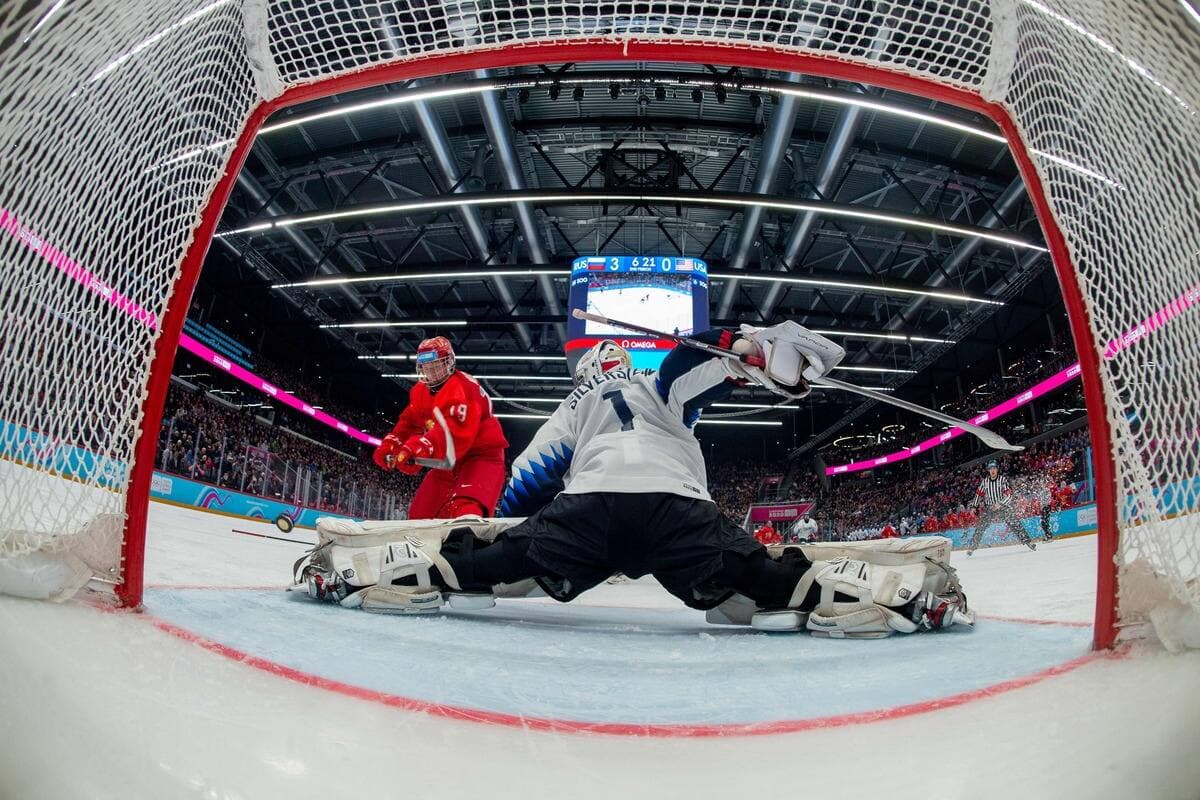 Matvei Michkov tente de déjouer le gardien américain Dylan Sylverstein lors d'un match aux Jeux olympiques de la jeunesse, en 2020.