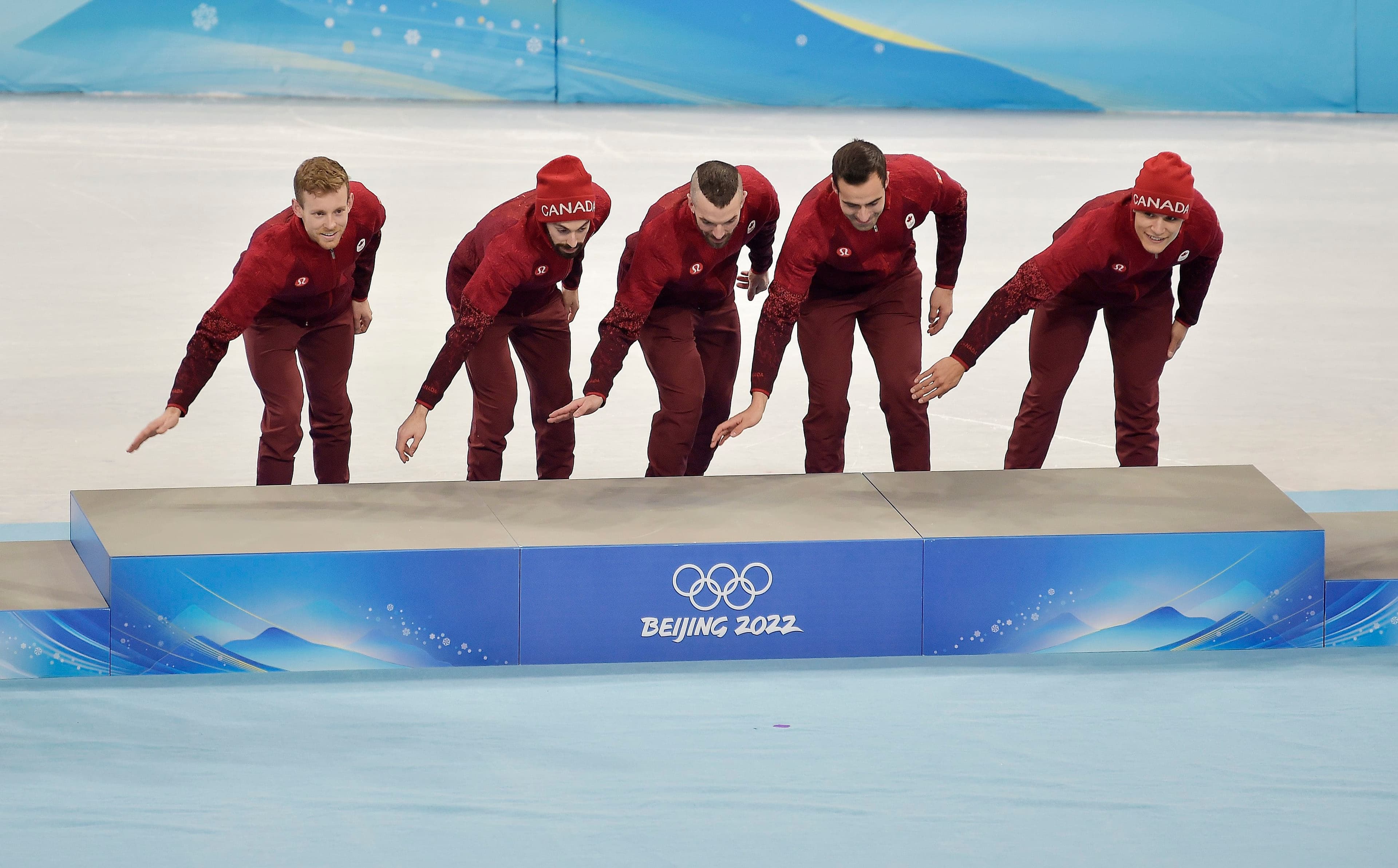 Pascal Dion, Steven Dubois, Charles Hamelin, Maxime Laoun et Jordan Pierre-Gilles avaient dépoussiéré le podium, le 16 février 2022, à Pékin, à titre de grands gagnants du relais masculin en patinage de vitesse courte piste.