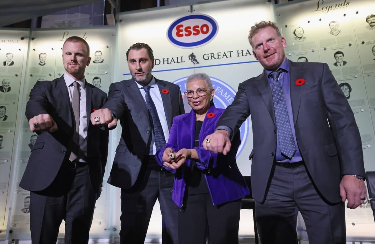 Daniel Sedin, Roberto Luongo, Bernice Carnergie (au nom de son défunt père, Herb) et Daniel Alfredsson ont reçu, ce vendredi, leur bague du Temple de la renommée du hockey.