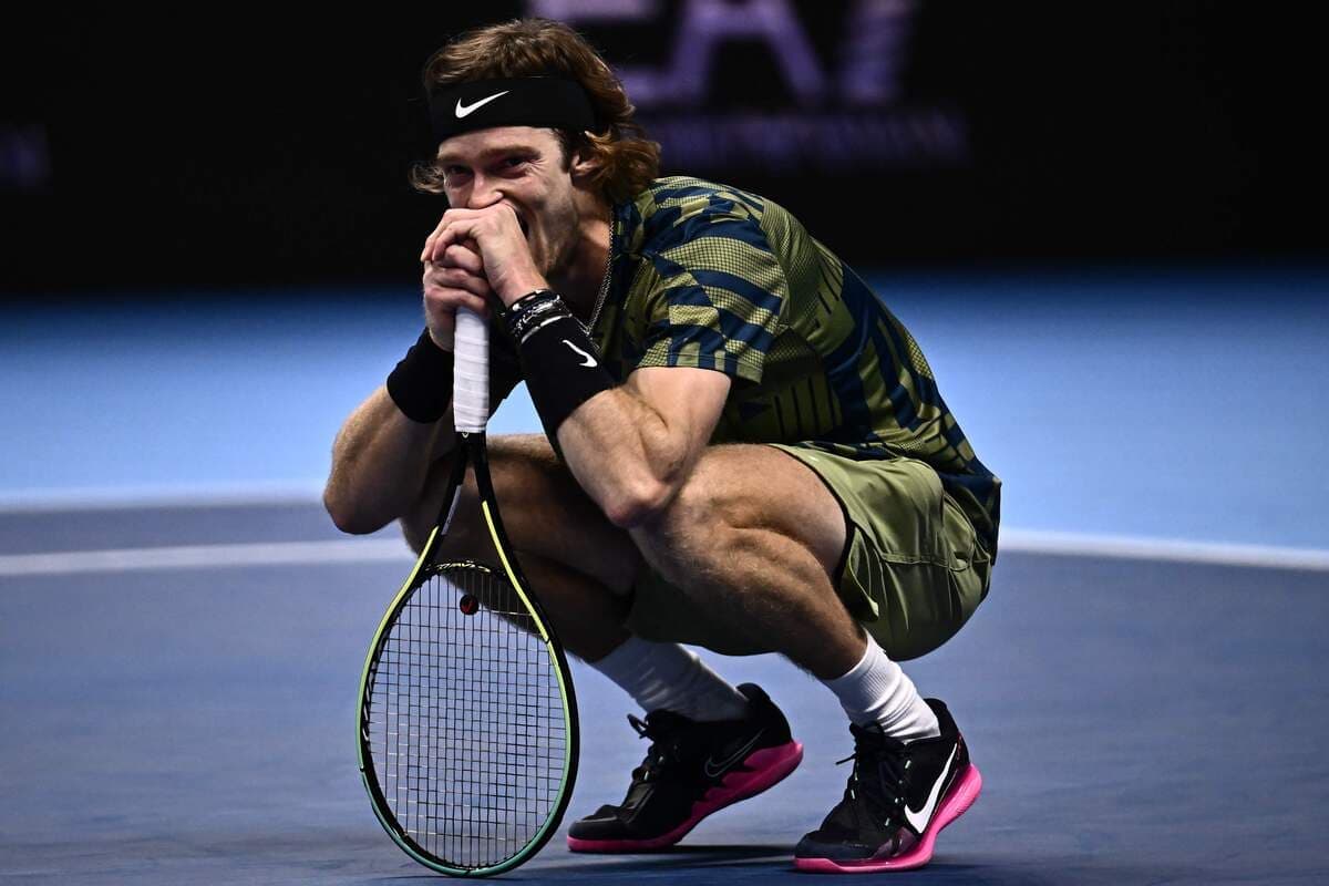 Le Russe Andrey Rublev réagit après avoir remporté son match du tournoi à la ronde contre le Grec Stefanos Tsitsipas le 18 novembre 2022 lors du tournoi de tennis ATP Finals à Turin.
