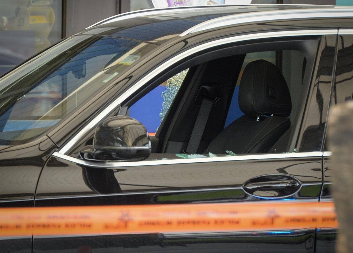 Les deux vitres avant du VUS noir de la victime ont été fracassées par les projectiles.