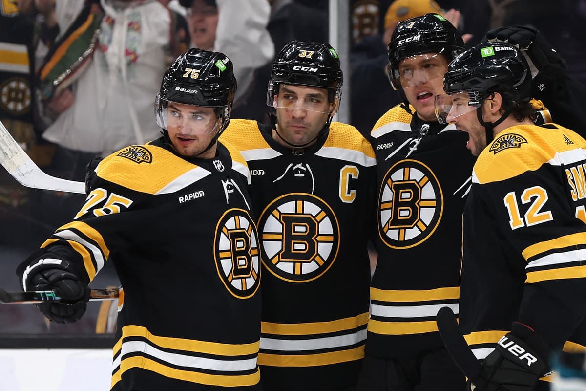 Auteur d’un but dans la victoire de 4 à 0 des Bruins contre les Sharks, dimanche, Hampus Lindholm (troisième à partir de la gauche) est félicité par ses coéquipiers Connor Clifton, Patrice Bergeron et Craig Smith.