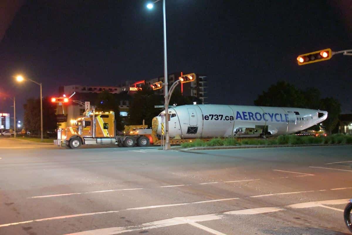 L’imposant appareil ne passait pas inaperçu dans les environs de l’aéroport, notamment à l’intersection du boulevard Wilfrid-Hamel et de la route de l’Aéroport.