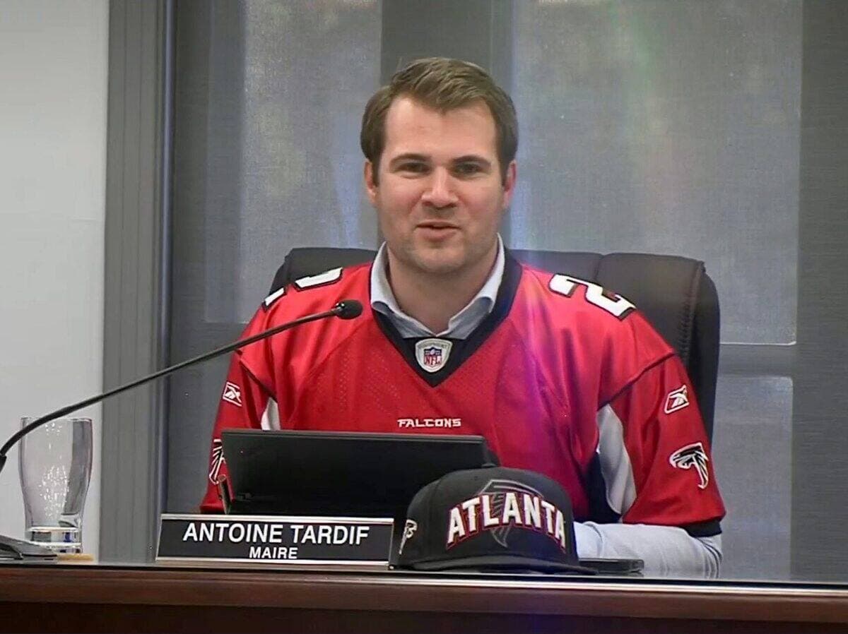Le maire de Victoriaville Antoine Tardif a fièrement porté les couleurs des Falcons de Matthew Bergeron au conseil de ville. PHOTO TIRÉE DE TWITTER / ANTOINE TARDIF