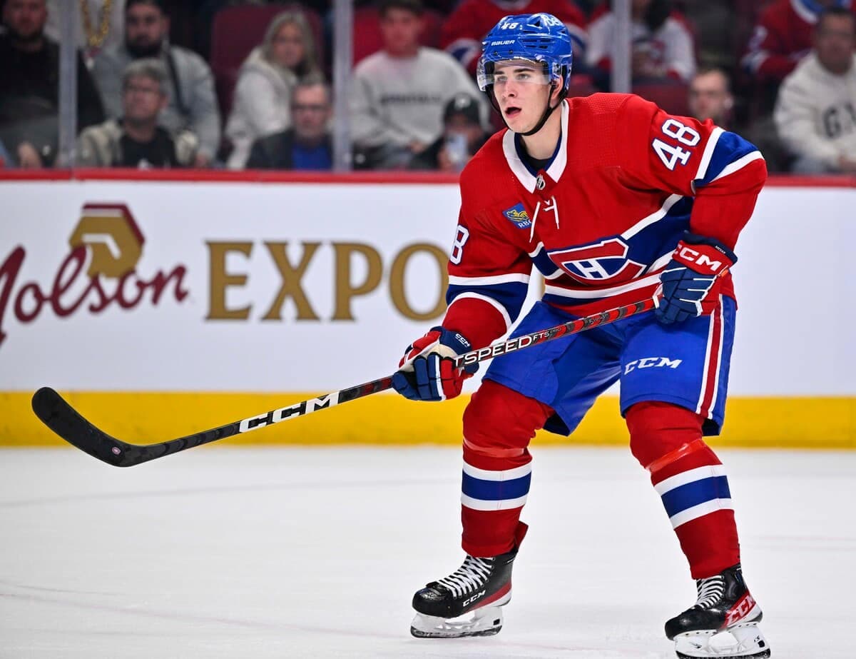 (48) Filip Mesar (R) (MTL) lors de la troisième période du match préparatoire entre les Devils du New Jersey et du Canadien de Montréal au Centre Bell le lundi 26 septembre 2022. MARTIN CHEVALIER / LE JOURNAL DE MONTRÉAL