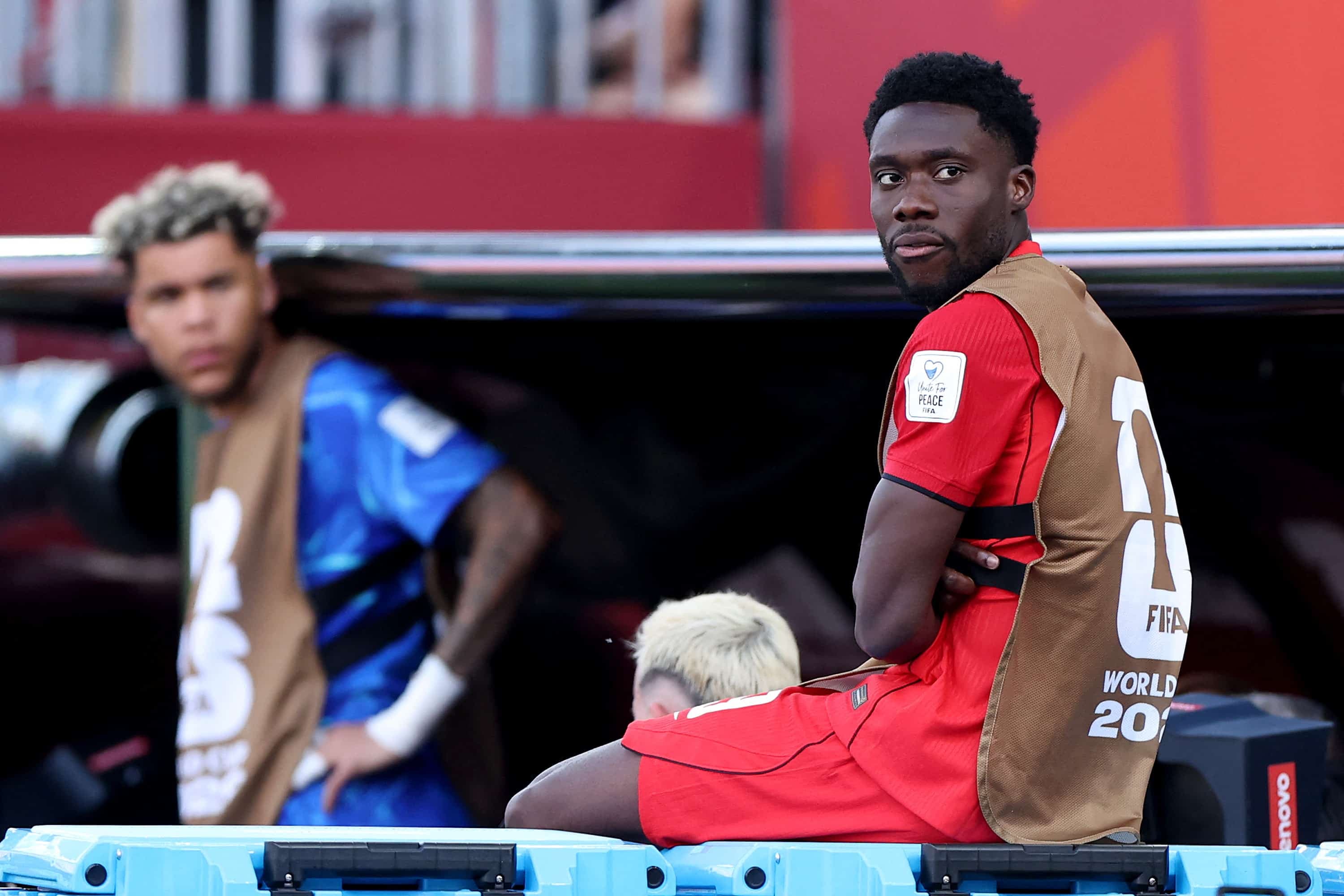 Blessé, le capitaine Alphonso Davies a regardé le premier match du Canada à la Coupe du monde de soccer, vendredi à Toronto, sur les lignes de côté.