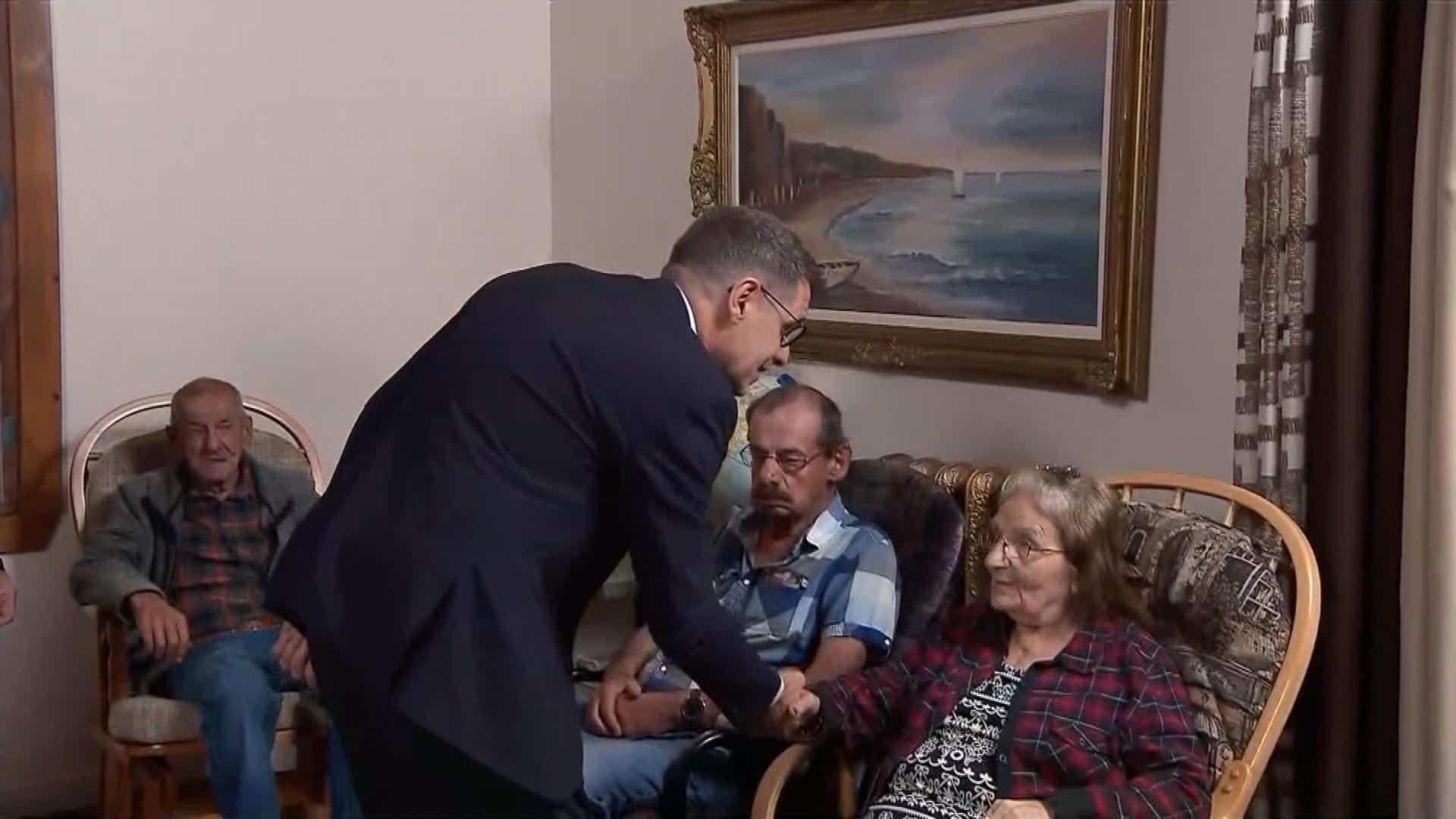 Le chef conservateur Éric Duhaime était de passage dimanche matin dans une résidence pour personnes âgées à Nicolet.