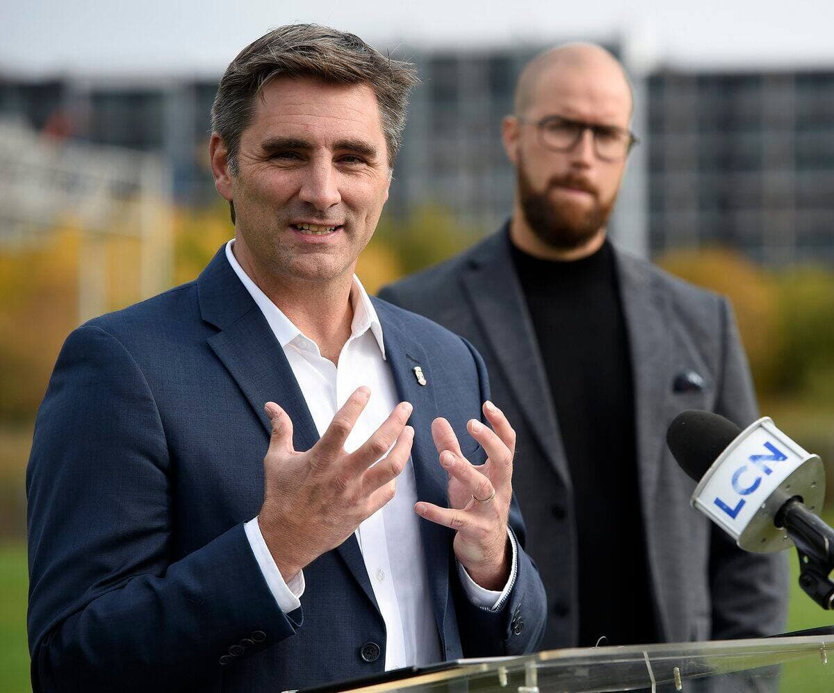 Jean-François Gosselin ambitionne de faire de Québec « la ville la plus active au Canada », selon ce qu’il a dit mardi en conférence de presse sur le terrain de l’aréna Duberger.