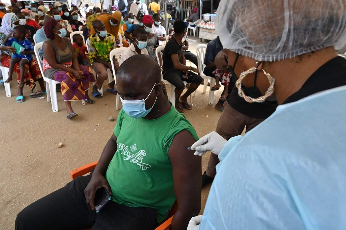 La Côte d'Ivoire doit, malgré la pandémie de COVID-19, continuer de combattre l'Ebola. Sur la photo, un homme d'Abidjan participe à la campagne de vaccination alors que le pays a enregistré son premier cas de la maladie depuis 1994, plusieurs années après la grande éclosion de 2014.