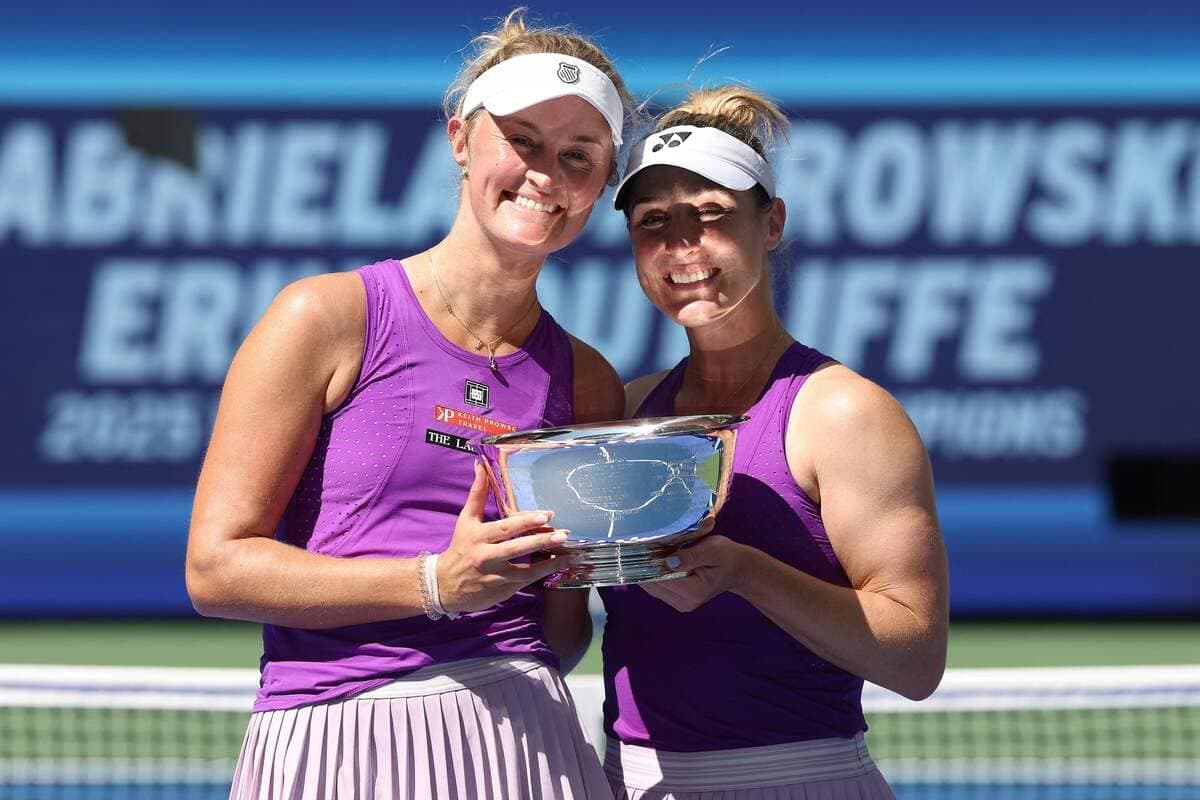 Erin Routliffe (à gauche) et Gabriela Dabrowski posent avec leur trophée de championnes du double de l’US Open, vendredi.
