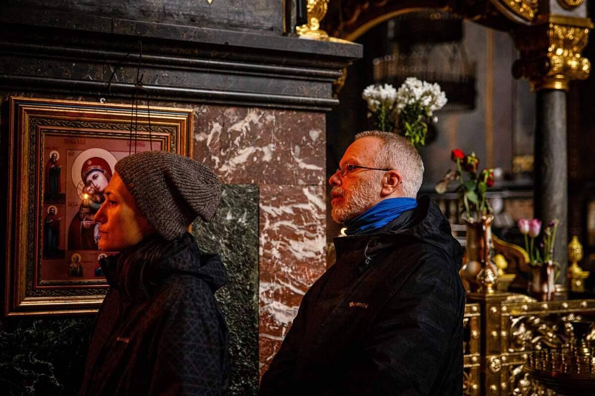 John et Natasha prient à l'église St Vladimir's à Kyïv.