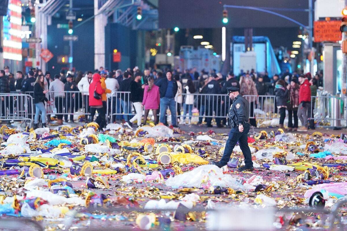 Un policier constate les déchets laissés derrière par les participants aux célébrations du Nouvel An à Times Square.