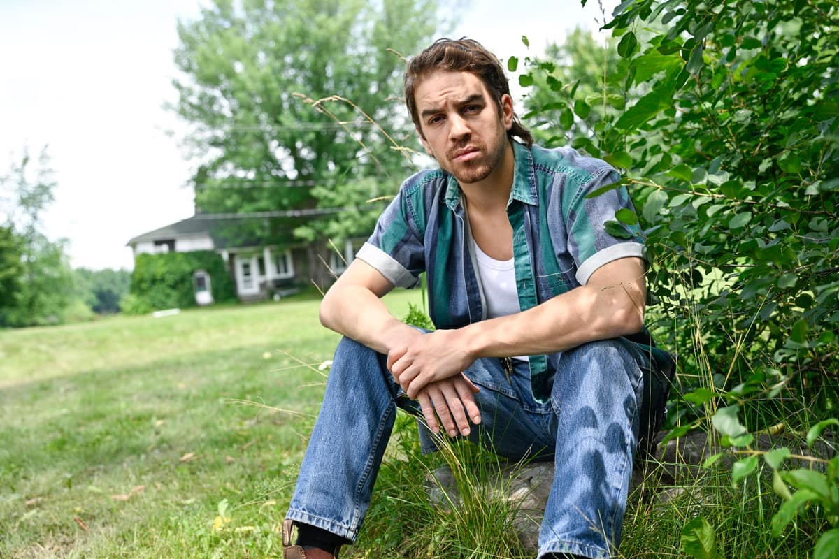 Le comédien Antoine Pilon sur le plateau de tournage de Société distincte, à Laval.