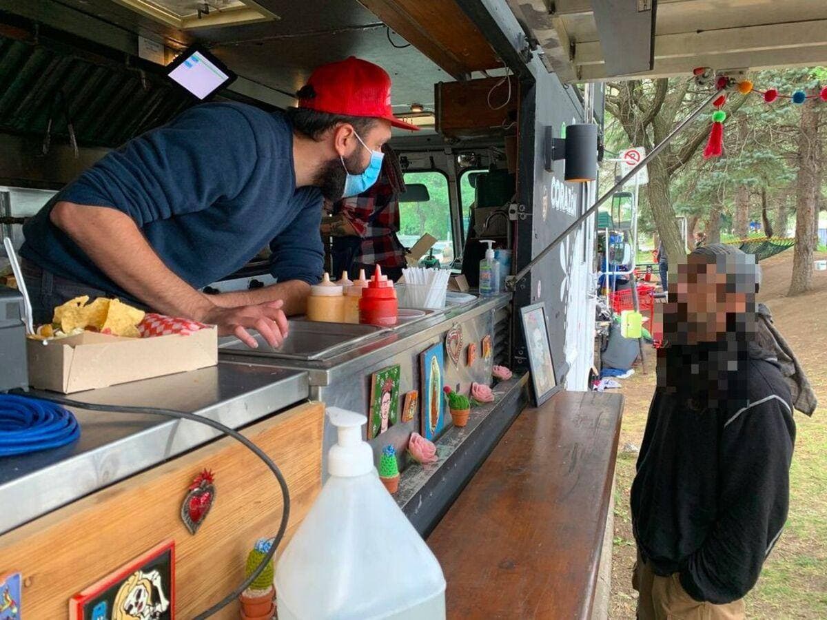 Le chef Rafaël Martinez a distribué, avec son camion-restaurant Mi Corazon, des repas à plusieurs habitants du «Camping Notre-Dame» dans le quartier Hochelaga-Maisonneuve à Montréal. Photo prise le 19 septembre 2020 LOUIS-PHILIPPE MESSIER/24 HEURES/AGENCE QMI